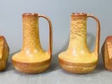 trois vases posés l'un à côté de l'autre sur une table