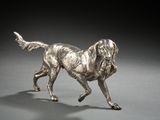 statue en argent représentant un chien en train de courir sur une surface grise