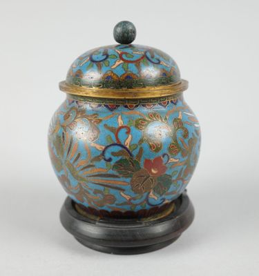 Pot chinois à cloisonnement avec couvercle, décoré d’oiseaux et de fleurs