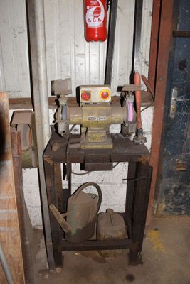 une machine posée sur une table dans une pièce