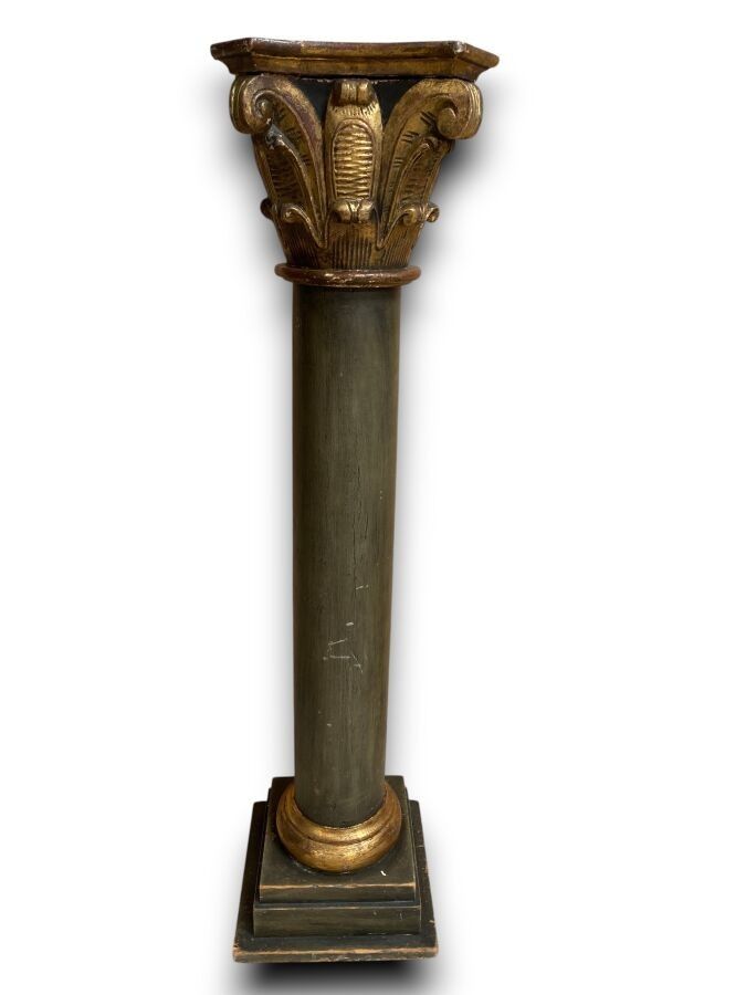 Colonne décorative de style classique avec un chapiteau scul…