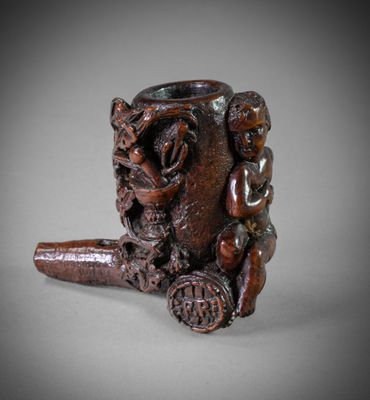 une pipe ornée d'un dragon, posée sur une table