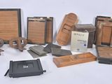 de nombreux objets en bois posés sur une surface blanche
