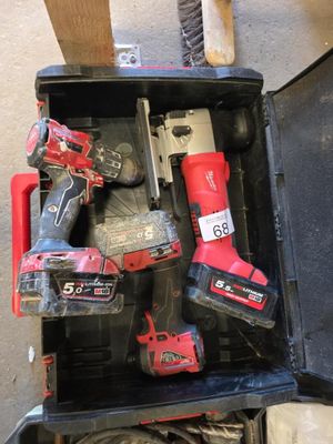 une boîte posée par terre, contenant tout un tas d'outils