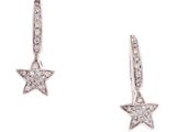 une paire de boucles d'oreilles en forme d'étoile en diamant sur fond blanc