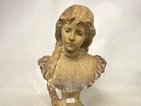 une statue de femme assise sur une table