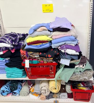 beaucoup de vêtements sur une étagère dans un magasin