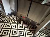 un sol noir et blanc orné d'un motif
