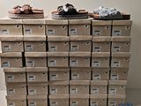 des boîtes de chaussures sont empilées sur une table