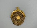 un porte-monnaie en or muni d'une chaîne