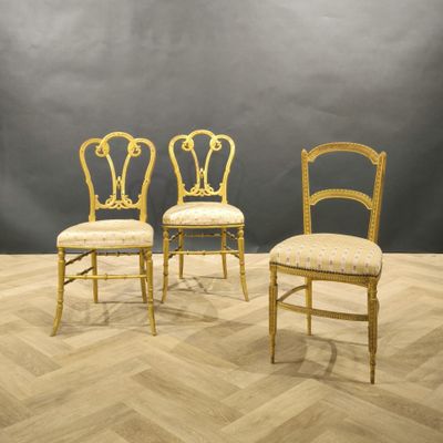 trois chaises dans une pièce aux murs gris et au sol en parquet