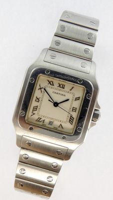 une image représentant une montre-bracelet argentée dont le cadran est orné de chiffres romains