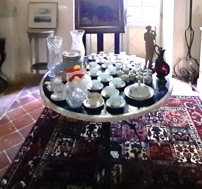 un plateau avec des tasses à thé et des soucoupes posé sur une table