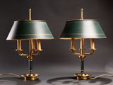 paire de lampes de table vertes et en laiton avec des abat-jours verts