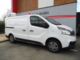 La camionnette blanche est garée devant un immeuble dans la rue.