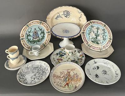 beaucoup d'assiettes, de tasses et de soucoupes sur la table