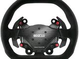 le volant est noir et comporte des voyants rouges