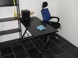 un bureau avec une chaise et un ordinateur dessus