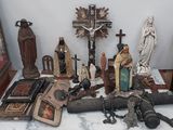 de nombreux objets religieux posés sur une table dans une pièce