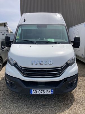 la camionnette blanche est garée devant un bâtiment