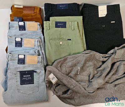 plusieurs pantalons d'hommes sont disposés sur une table
