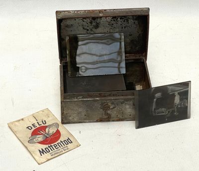une petite boîte avec l'image d'une pomme à l'intérieur