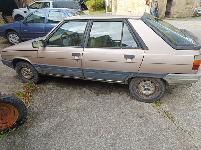 Véhicule particulier RENAULT 11 GTL immatriculé 8969 MQ 23.vendu ...
