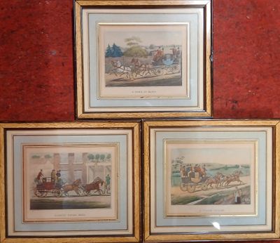 trois tableaux encadrés représentant des chevaux et des calèches accrochés à un mur rouge