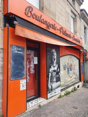 un bâtiment orange sur lequel est affichée une photo en noir et blanc