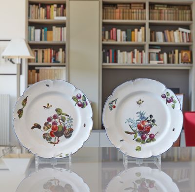 deux assiettes posées sur une table devant une bibliothèque