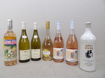 plusieurs bouteilles de vin sont alignées sur une table