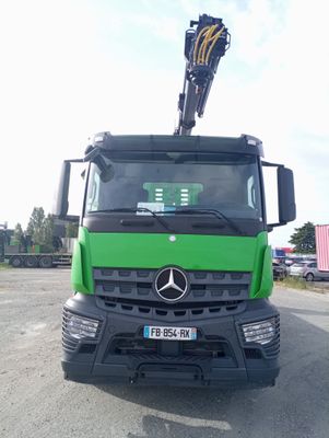 un camion vert garé sur le parking