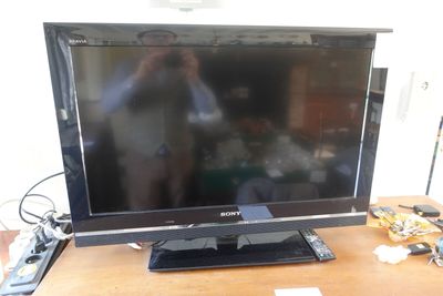 une télévision posée sur un bureau