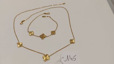 un gros plan d'un collier et d'un bracelet posés sur une table