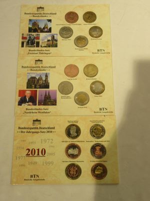 une photo d'une table sur laquelle sont disposées de nombreuses pièces de monnaie