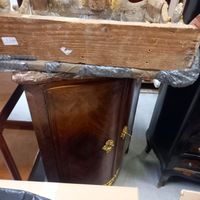 Une encoignure à décor de frisage et applications de bronzes…