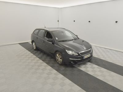 la voiture est garée dans le garage sur le sol en damier