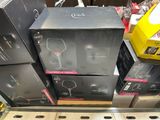 Des cartons de vin sont empilés les uns sur les autres dans un magasin