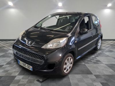 la photo d'une petite voiture noire garée dans un garage