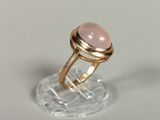 bague avec une pierre rose sur une monture transparente