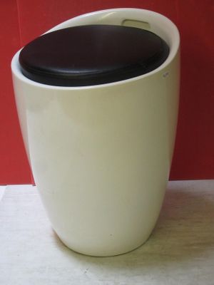 une tasse blanche avec un couvercle noir posée sur un plan de travail