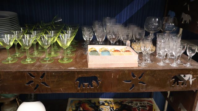 Lot de verres en verre dépareillés et verres en cristal