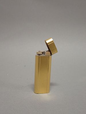 briquet doré sur fond blanc