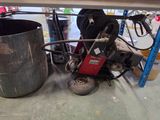 une machine posée sur le sol à côté d'une poubelle