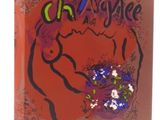 la couverture d'un livre sur laquelle figure une femme tenant des fleurs