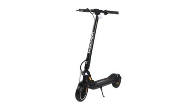 gros plan d'un scooter sur fond blanc