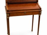 un vieux bureau en bois avec un tiroir sur le dessus