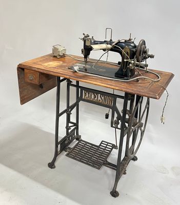 une machine à coudre posée sur une table en bois