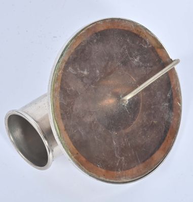 une coupe en argent d'où sort une cuillère