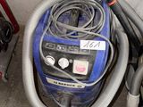 un aspirateur bleu et noir et un vélo rouge et blanc